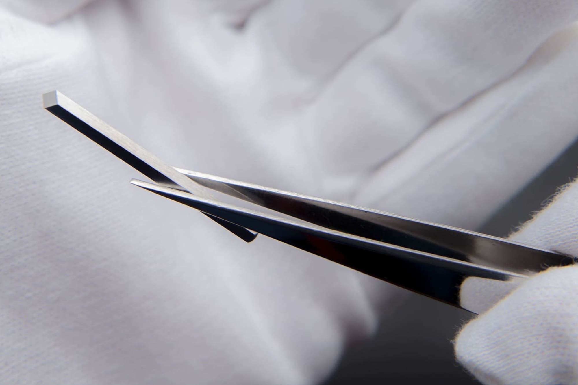 リフレクター製造|株式会社エスパー|ピンは人・機械(レーザー)による測定等の検査を経て型に組み込まれます