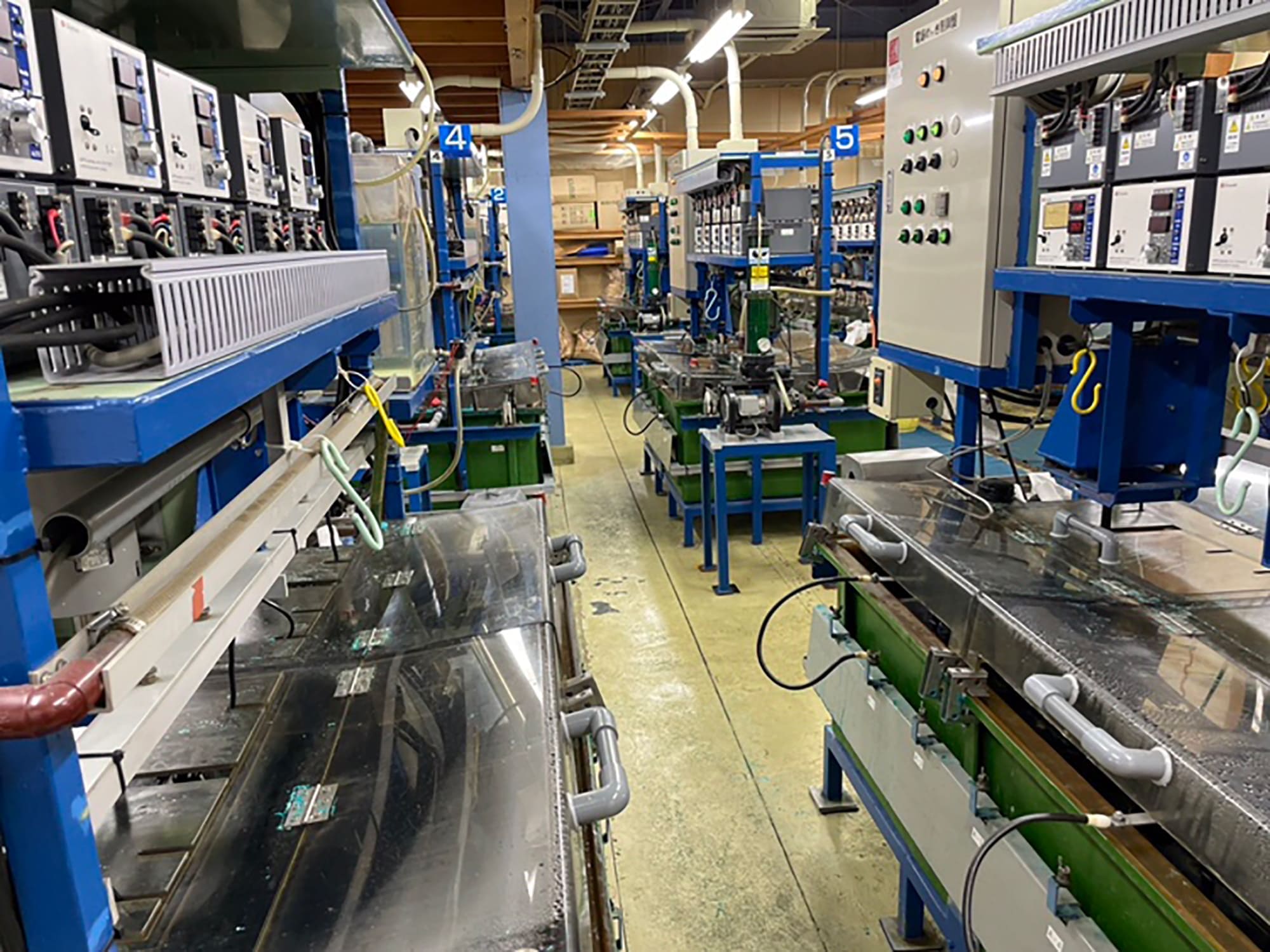 リフレクター製造|株式会社エスパー|より効率の良い電着方法・納期短縮のため日々研究を重ねております