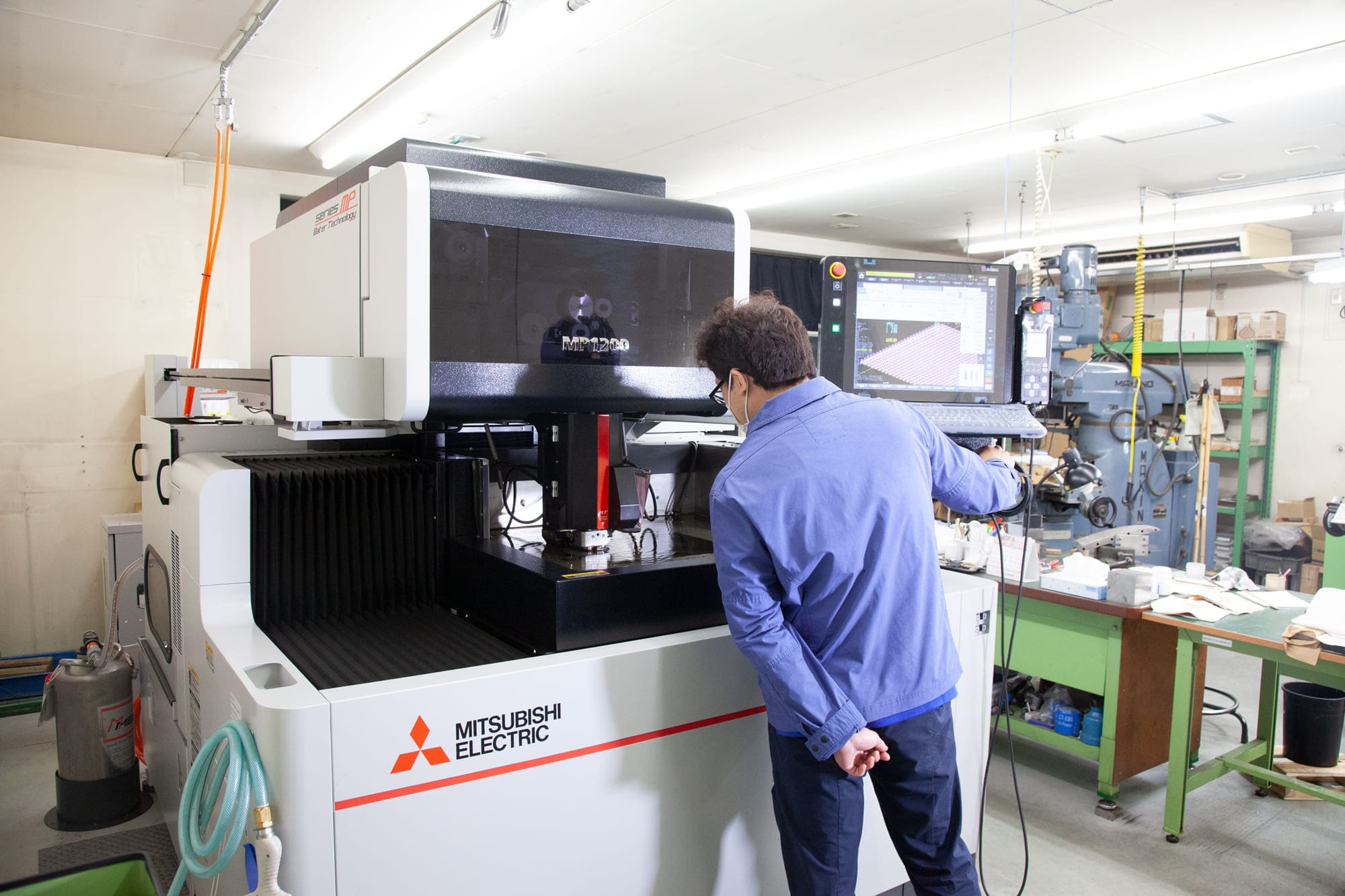 リフレクター製造|株式会社エスパー|図面に指示された寸法精度をクリアしながら微妙な圧力の変化を調整し立体化