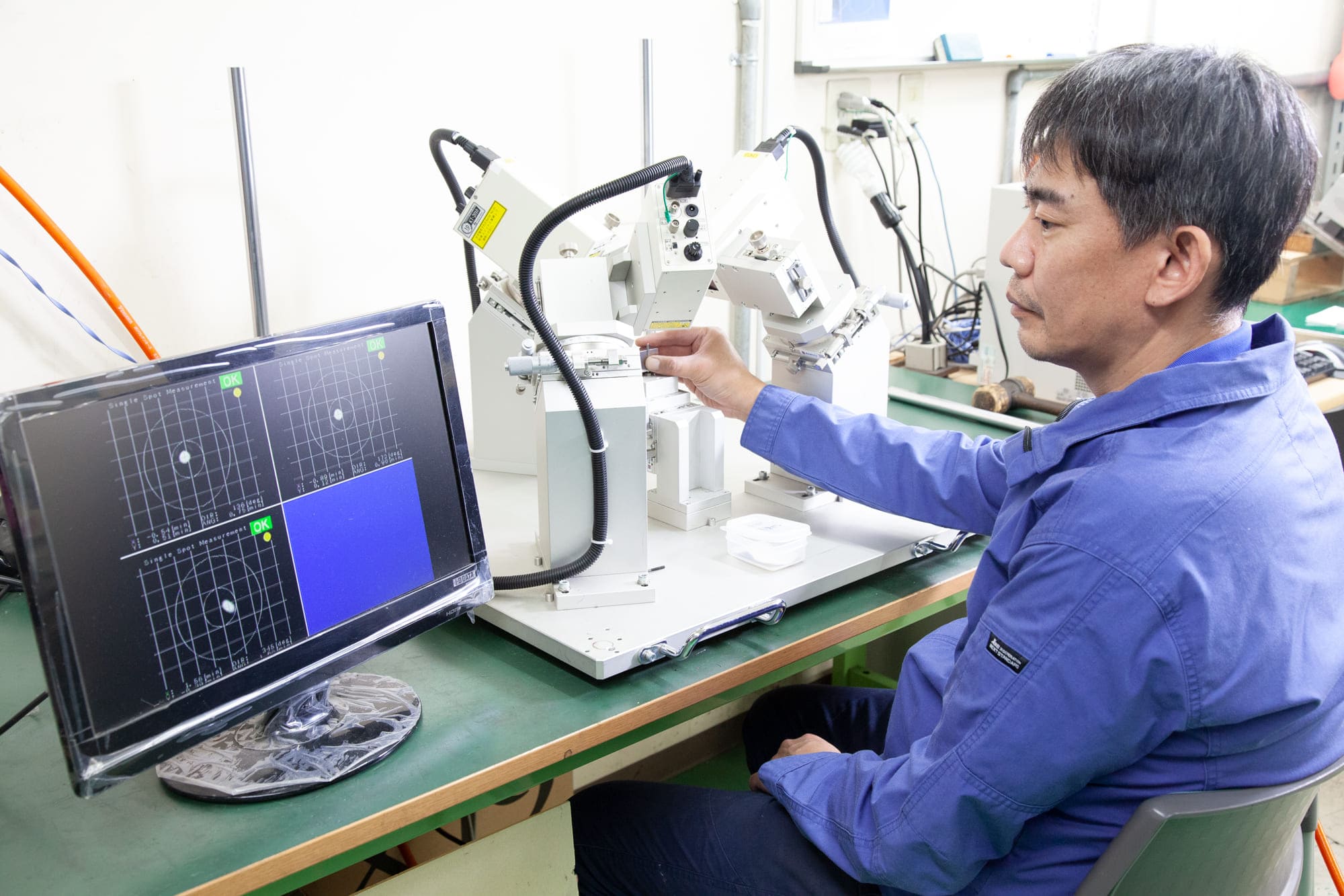 リフレクター製造|株式会社エスパー|機械で仕上げられないような微細な部分は熟練エンジニアが研磨等を手作業で仕上げます