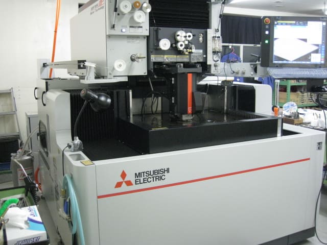 リフレクター製造|株式会社エスパー|ワイヤ放電加工機